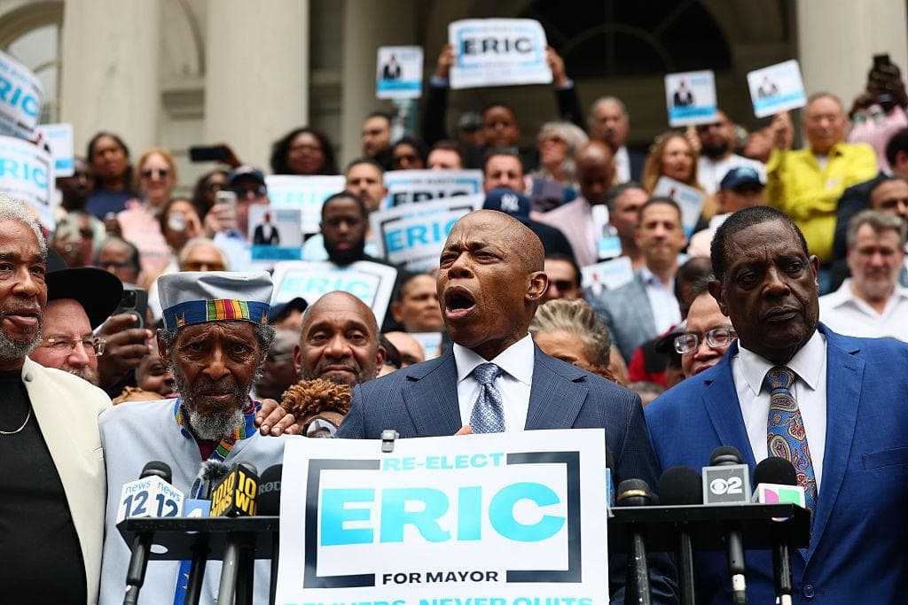 El alcalde de Nueva York, Eric Adams, habla durante una rueda de prensa en el Ayuntamiento de Nueva York el 26 de junio de 2025. (Michael M. Santiago/Getty Images)