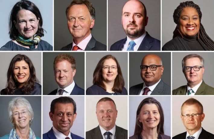 Fila superior (de izquierda a derecha): Catherine West, diputada; Andrew George, diputado; el Muy Honorable Richard Holden, diputado; Bell Ribeiro-Addy, diputada. Fila central (de izquierda a derecha): Preet Kaur Gill, diputada; Gregory James Stafford, diputado; Dra. Caroline Johnson, diputada; Baggy Shanker, diputado; Brendan O'Hara, diputado. Fila inferior (de izquierda a derecha): Baronesa (Ruth) Lister; Foysol Choudhury, miembro del Parlamento Europeo (MBE), diputado del Partido Socialista Obrero Británico (MSP); Bob Doris, diputado del Partido Socialista Obrero Británico (MSP); Ariane Burgess, diputada del Partido Socialista Obrero Británico (MSP); y John Mason, diputado del Partido Socialista Obrero Británico (MSP). (The Epoch Times)