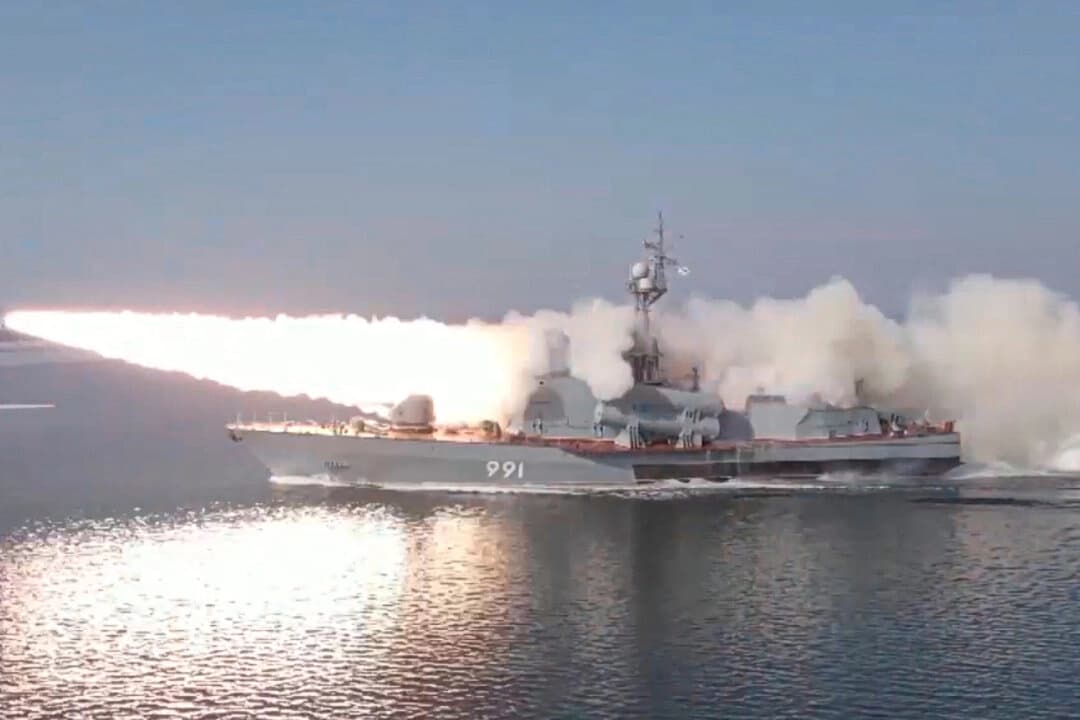 Un buque de guerra ruso dispara un misil antibuque en el mar de Japón el 28 de marzo de 2023. (Servicio de prensa del Ministerio de Defensa ruso a través de AP).