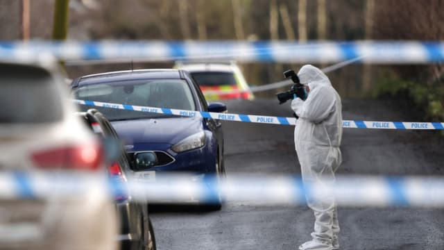 Policías y forenses en el lugar del tiroteo, el 23 de febrero de 2023, en Omagh, Irlanda del Norte. (Charles McQuillan/Getty Images)