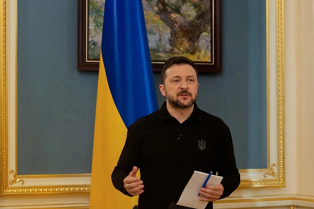 El presidente ucraniano, Volodímir Zelenski, ofrece una rueda de prensa en medio de la invasión rusa de Ucrania, en Kiev, Ucrania, el 22 de abril de 2025. (Tetiana Dzhafarova/ AFP vía Getty Images)
