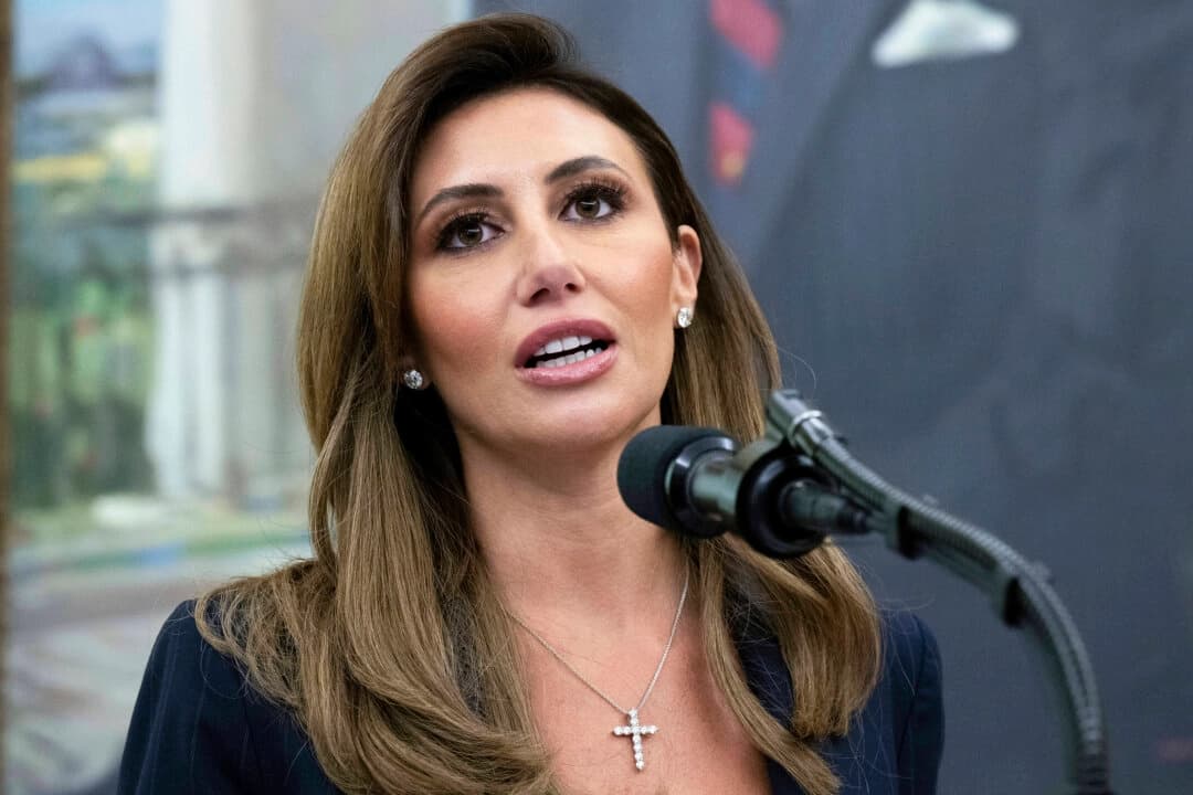 Alina Habba habla tras prestar juramento como fiscal general interina de Nueva Jersey, en el Despacho Oval de la Casa Blanca, el 28 de marzo de 2025. (AP)
