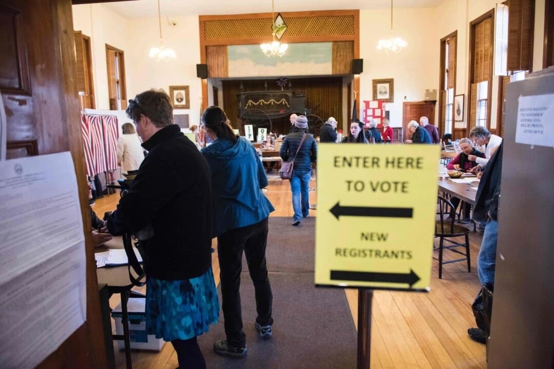 Los votantes emiten su voto en las elecciones presidenciales en el ayuntamiento de Sutton, en Sutton, Nueva Hampshire, el 8 de noviembre de 2016. (Ryan McBride/AFP/Getty Images)
