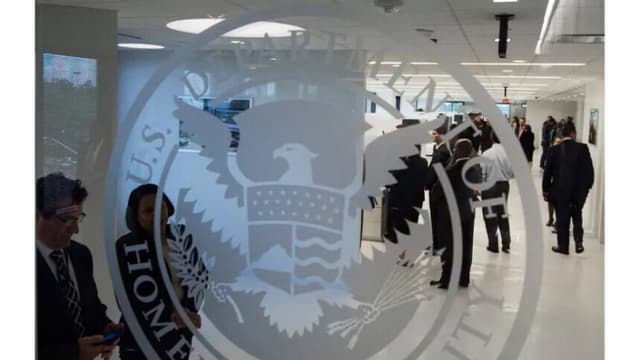 DHS aumenta las tarifas de trámites migratorios como parte de la ley HR-1 de Trump