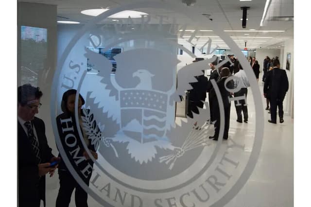 DHS aumenta las tarifas de trámites migratorios como parte de la ley HR-1 de Trump