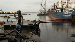 Rusia admite que productos del derrame de crudo de diciembre siguen llegando a mar Negro