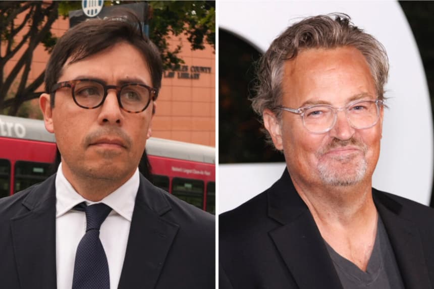 (I) El Dr. Salvador Plasencia sale de la corte federal en Los Ángeles el 23 de julio de 2025. (Damian Dovarganes/AP); (d) Matthew Perry en West Hollywood, California, el 17 de noviembre de 2022. Willy Sanjuan/Invision/AP