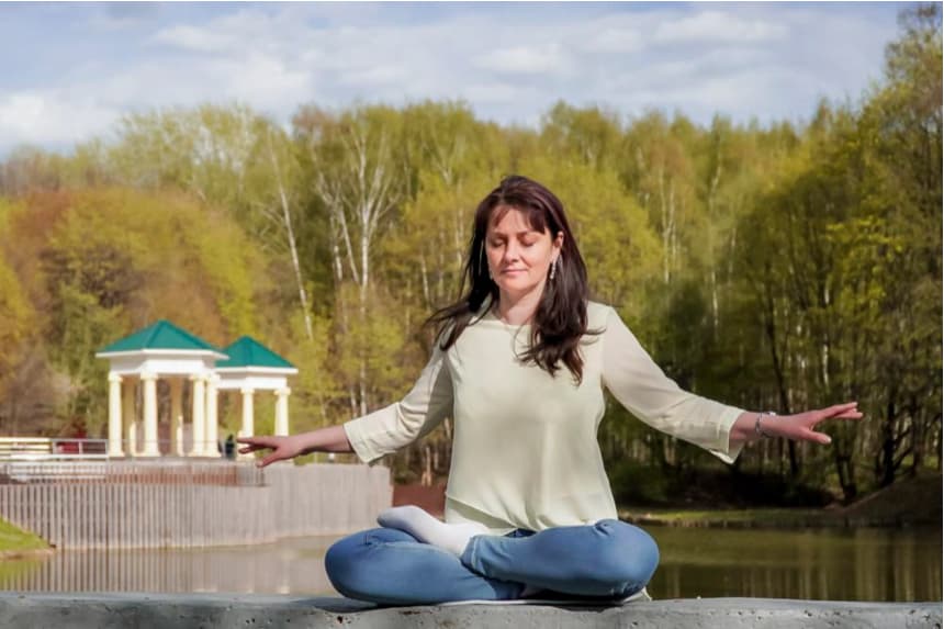 Natalya Minenkova realiza la meditación de Falun Gong en Dendropark en Moscú, Rusia, el 5 de julio de 2022. The Epoch Times