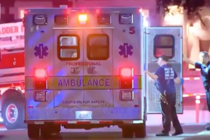 Una ambulancia con luces de trabajo estacionada en una calle de Cambridge, Massachusetts, el 23 de julio de 2025, en una imagen de un video. (Foto AP)