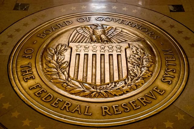 El sello de la Junta de Gobernadores del Sistema de la Reserva Federal de los Estados Unidos en el suelo del edificio Marriner S. Eccles Federal Reserve Board Building en Washington, el 5 de febrero de 2018. (Andrew Harnik/AP Photo)
