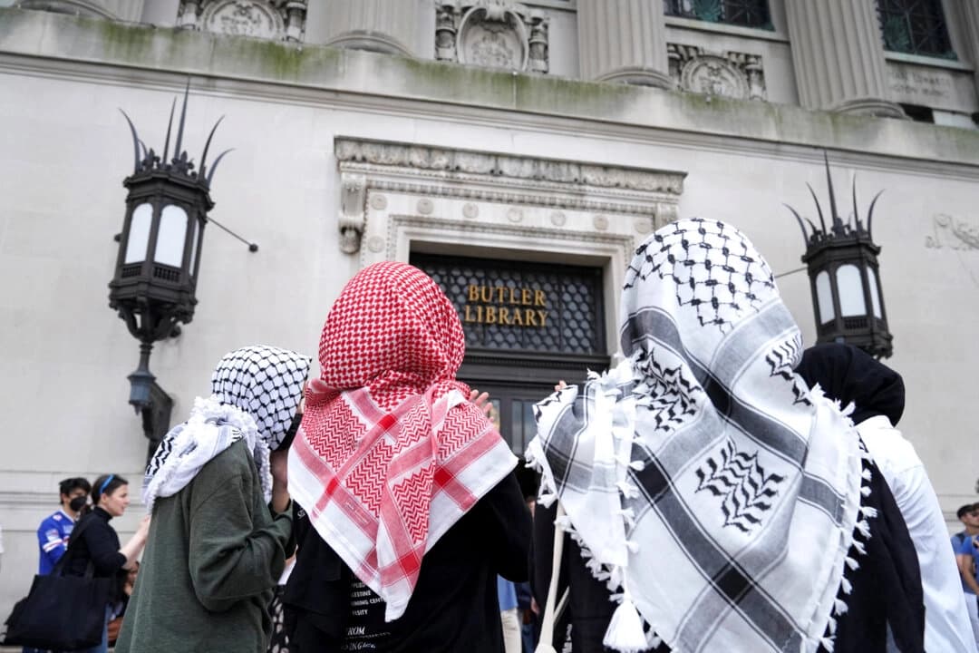 Personas participan en una protesta a favor de Palestina en la biblioteca Butler, en el campus de la Universidad de Columbia, en Nueva York, el 7 de mayo de 2025. (Ryan Murphy/Reuters)