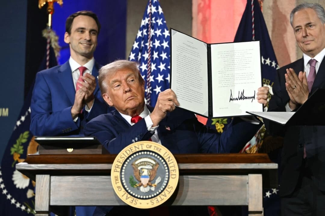 El presidente Donald Trump muestra una orden ejecutiva sobre inteligencia artificial que firmó en la cumbre sobre IA "Ganar la carrera de la IA" en el auditorio Andrew W. Mellon de Washington el 23 de julio de 2025. (Andrew Caballero-Reynolds/AFP a través de Getty Images)
