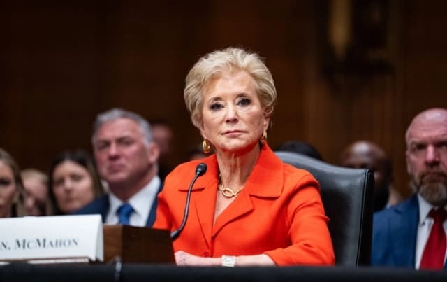 Depto. de Educación investiga 5 universidades acusadas de excluir a estudiantes nacidos en EE. UU. de becas