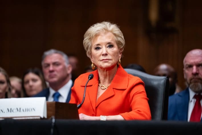 Linda McMahon, entonces candidata a secretaria de Educación, testifica durante una audiencia de confirmación ante el Comité Senatorial de Salud, Educación, Trabajo y Pensiones en el Capitolio, el 13 de febrero de 2025. (Madalina Kilroy/The Epoch Times)