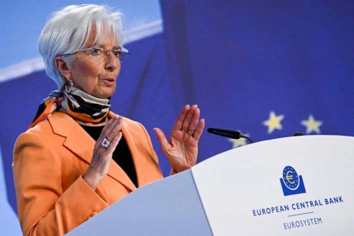 La presidenta del Banco Central Europeo (BCE), Christine Lagarde, habla con los medios tras la reunión mensual de política monetaria del Consejo de Gobierno, en Fráncfort, Alemania, el 6 de marzo de 2025. (Jana Rodenbusch/Reuters)