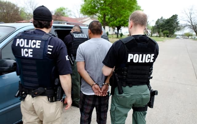 Agentes de ICE arrestan a un presunto inmigrante ilegal durante un operativo en Baltimore, Maryland, el 22 de noviembre de 2019. (ICE)