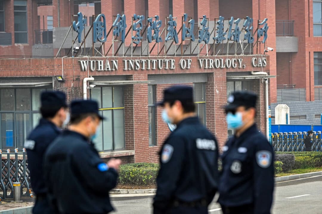Personal de seguridad monta guardia frente al Instituto de Virología de Wuhan mientras miembros del equipo de la Organización Mundial de la Salud investigan los orígenes de COVID-19, en Wuhan, provincia de Hubei, China, el 3 de febrero de 2021. (Héctor Retamal/AFP vía Getty Images)
