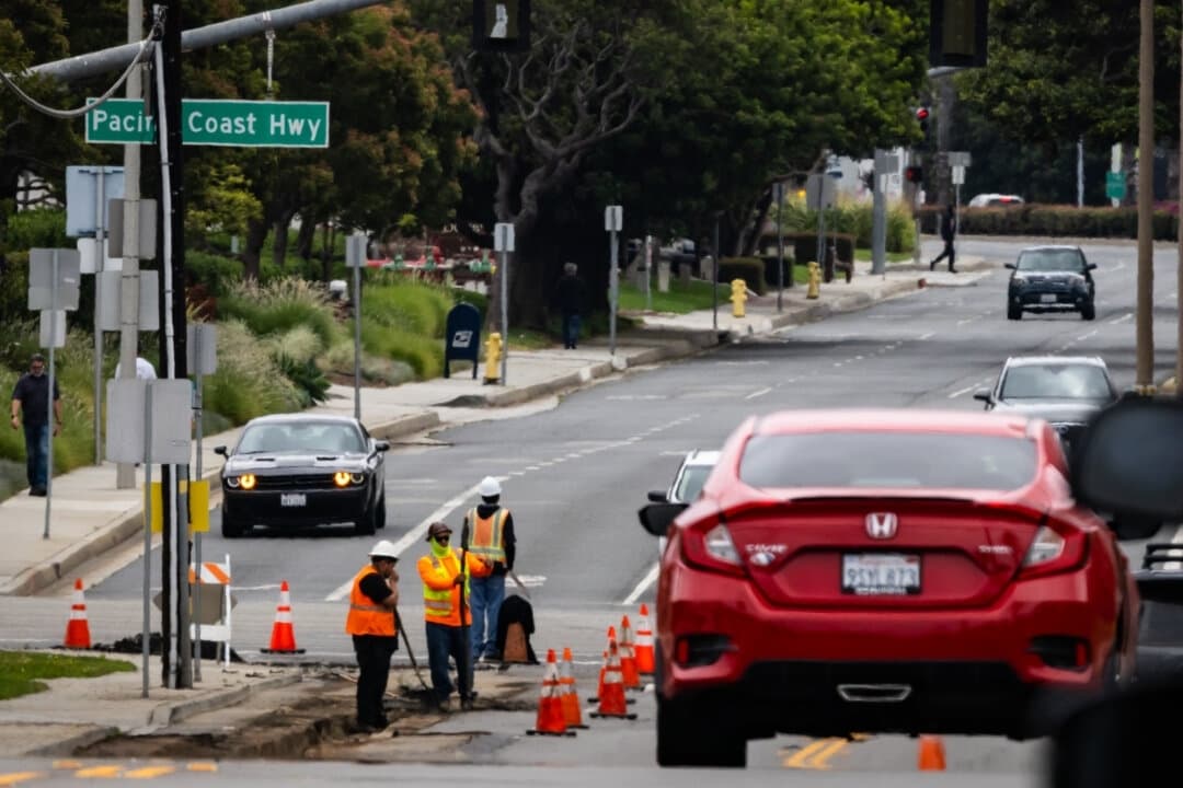 Trabajadores reparan una carretera en Los Ángeles el 22 de julio de 2025. (John Fredricks/The Epoch Times)
