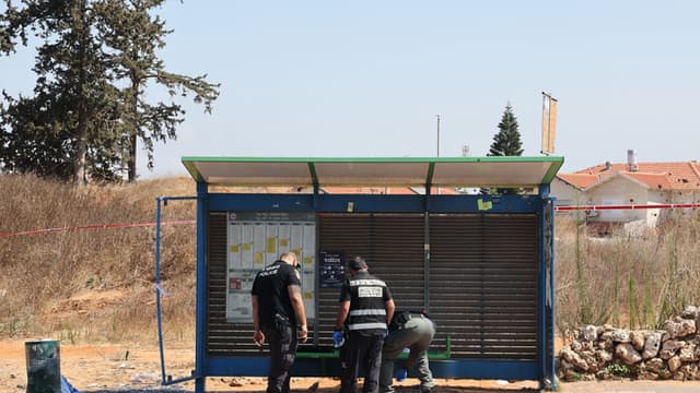 La policía israelí lleva a cabo una búsqueda en el lugar donde se ha denunciado un ataque con atropello en la ciudad de Kfar Yona, en el centro de Israel, el 24 de julio de 2025. Ocho personas fueron trasladadas al hospital después de que un coche arrollara una parada de autobús en el centro de Israel el 24 de julio, en lo que parece ser un ataque con coche, según informaron los servicios de emergencia. El coche fue abandonado y posteriormente recuperado, y el conductor está siendo buscado con helicópteros, motos y una unidad canina especializada, según informó la policía. (Foto de JACK GUEZ/AFP a través de Getty Images)