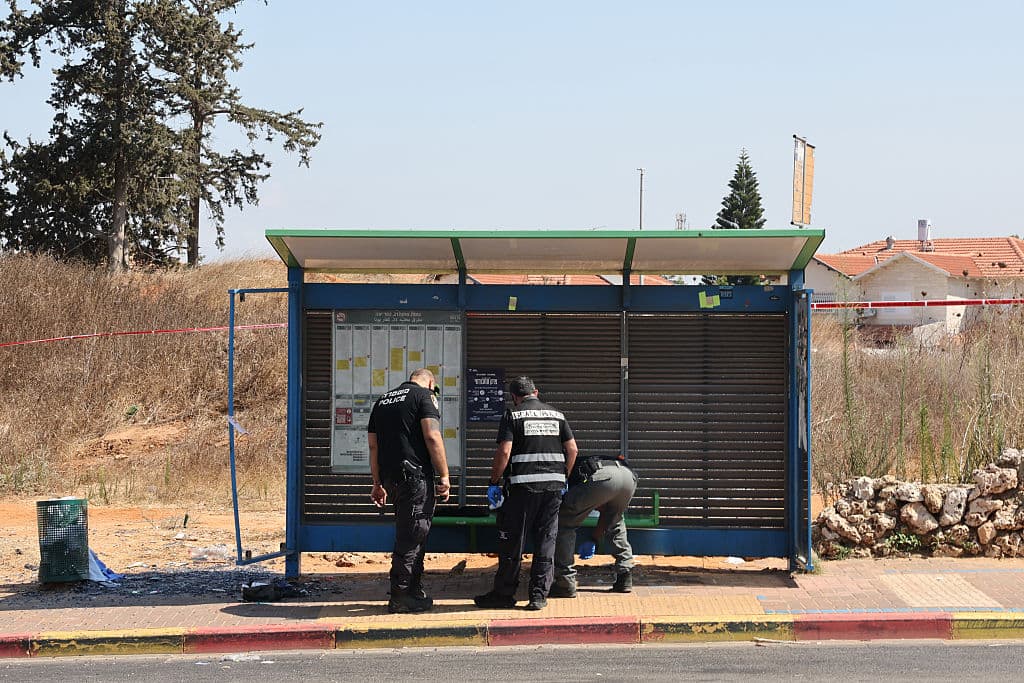 La policía israelí lleva a cabo una búsqueda en el lugar donde se ha denunciado un ataque con atropello en la ciudad de Kfar Yona, en el centro de Israel, el 24 de julio de 2025. Ocho personas fueron trasladadas al hospital después de que un coche arrollara una parada de autobús en el centro de Israel el 24 de julio, en lo que parece ser un ataque con coche, según informaron los servicios de emergencia. El coche fue abandonado y posteriormente recuperado, y el conductor está siendo buscado con helicópteros, motos y una unidad canina especializada, según informó la policía. (Foto de JACK GUEZ/AFP a través de Getty Images)
