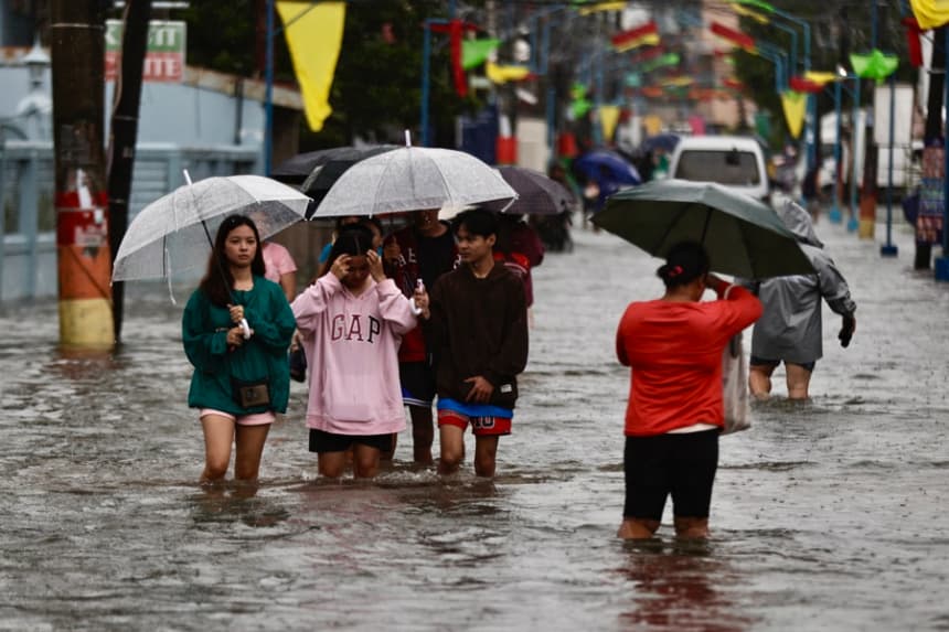 La gente camina a través de las aguas inundadas en la ciudad afectada por las inundaciones de Kawit, provincia de Cavite, al sur de Manila, Filipinas, el 24 de julio de 2025. EFE/EPA/Francis R. Malasig