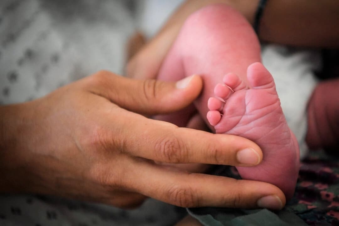 Una mujer toca el pie de su bebé, en esta fotografía de archivo. (Loic Venance/AFP a través de Getty Image)
