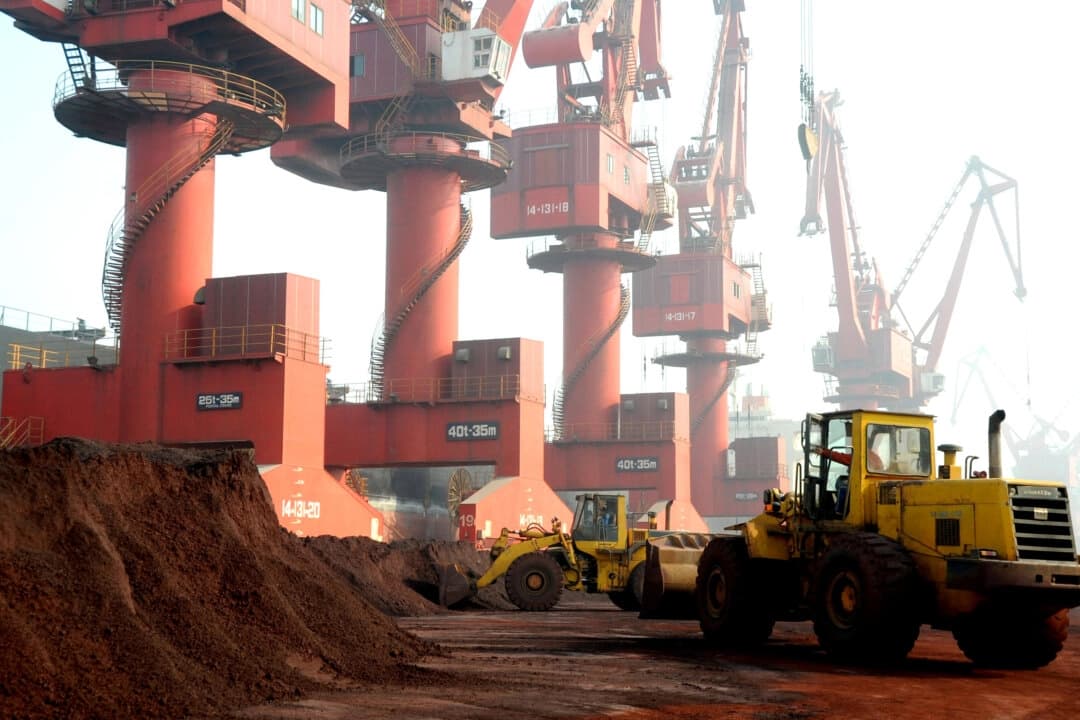 Trabajadores transportan tierra que contiene elementos de tierras raras para su exportación en un puerto de Lianyungang, provincia de Jiangsu, China, el 31 de octubre de 2010. (Reuters)