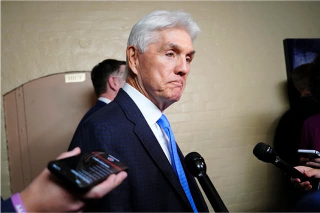 El representante Roger Williams (R-Texas) habla con periodistas en Washington el 16 de octubre de 2023. Madalina Vasiliu/The Epoch Times