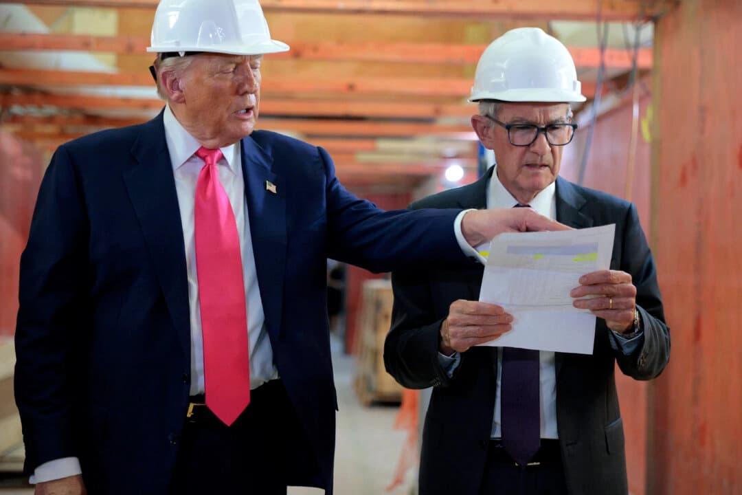 El presidente Donald Trump y el presidente de la Reserva Federal, Jerome Powell, recorren el proyecto de renovación de la sede de la Reserva Federal, valorado en 2.5 mil millones de dólares, en Washington el 24 de julio de 2025. (Chip Somodevilla/Getty Images)
