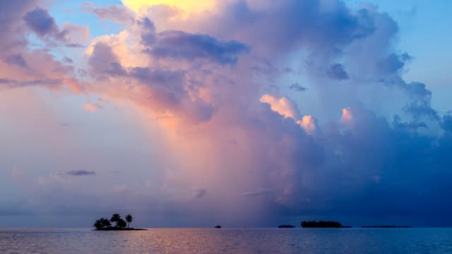 Fotografía de islas en la Comarca Indígena Guna Yala, Panamá, cerca de la isla de Carti Sugtupu en el Mar Caribe, tomada el 28 de agosto de 2023. (Luis Acosta/AFP vía Getty Images)