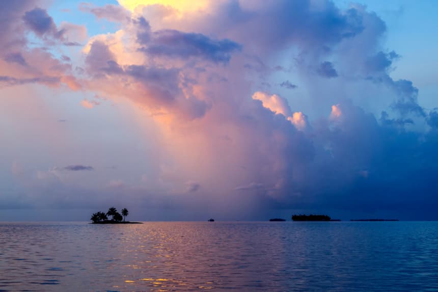 Fotografía de islas en la Comarca Indígena Guna Yala, Panamá, cerca de la isla de Carti Sugtupu en el Mar Caribe, tomada el 28 de agosto de 2023. (Luis Acosta/AFP vía Getty Images)