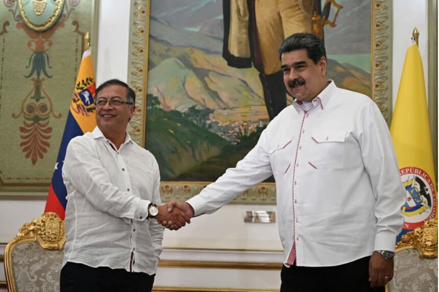 El presidente colombiano Gustavo Petro (izquierda) y el presidente venezolano Nicolás Maduro se dan la mano durante una reunión en el Palacio Presidencial de Miraflores, en Caracas, el 1 de noviembre de 2022. (FEDERICO PARRA/AFP a través de Getty Images)