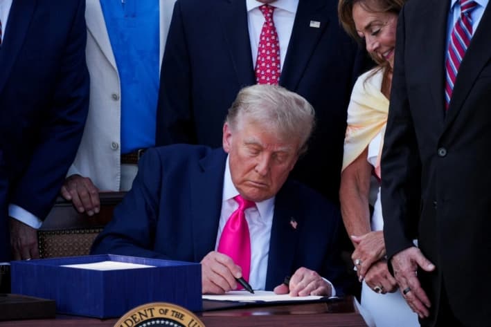 El presidente Donald Trump firma la ley de gastos e impuestos conocida como el “Gran y Hermoso Proyecto de Ley” en la Casa Blanca, el 4 de julio de 2025. (Ken Cedeno/Reuters)