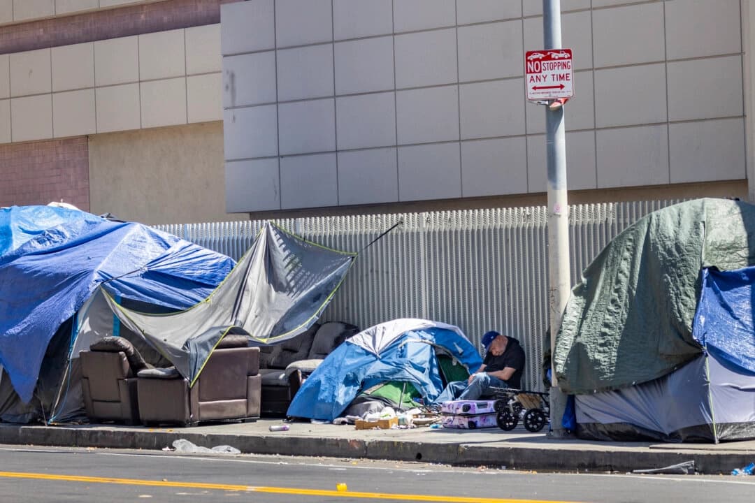 Un campamento de personas sin hogar en el área de Skid Row de Los Ángeles el 11 de abril de 2025. (John Fredricks/The Epoch Times)
