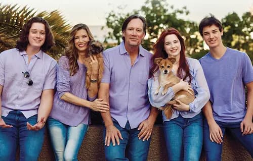 El actor Kevin Sorbo (centro) con su esposa Sam (segunda por la izquierda) y sus hijos Braeden (izquierda), Octavia (segunda por la derecha) y Shane (derecha). (Cortesía de Kevin Sorbo, fotógrafo de Josiah Richwine).