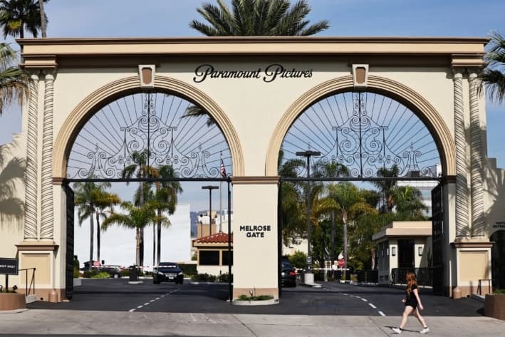 El logotipo de Paramount Pictures se exhibe frente a Paramount Studios, en Los Ángeles, el 31 de enero de 2024. (Mario Tama/Getty Images)