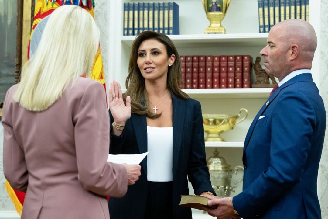 Alina Habba, junto a su marido Gregg Reuben, presta juramento ante la fiscal general de Estados Unidos, Pam Bondi, como fiscal federal interina de Nueva Jersey, en el Despacho Oval de la Casa Blanca en Washington, el 28 de marzo de 2025. (Saul Loeb/AFP a través de Getty Images)
