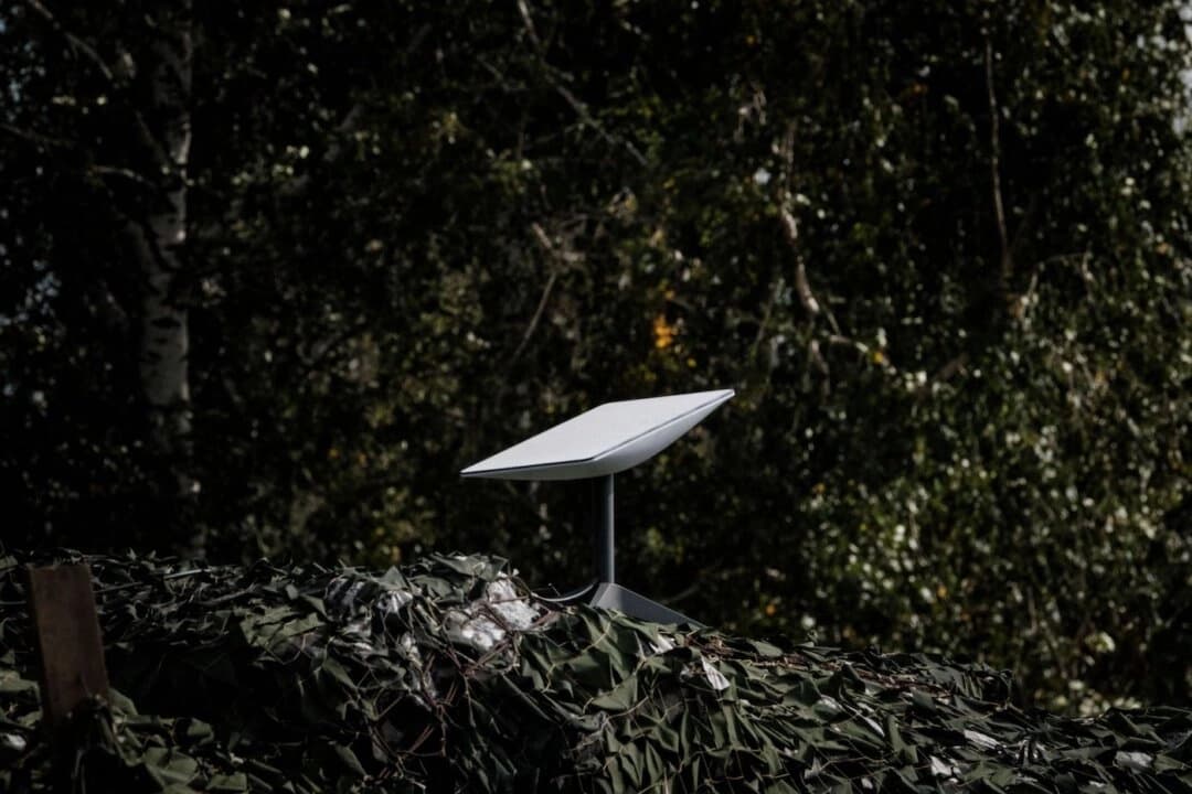 Una antena del sistema de banda ancha por satélite Starlink donado por el multimillonario tecnológico estadounidense Elon Musk en Izyum, región de Járkov, el 25 de septiembre de 2022, en medio de la invasión rusa de Ucrania. (Yasuyoshi Chiba/AFP a través de Getty Images)