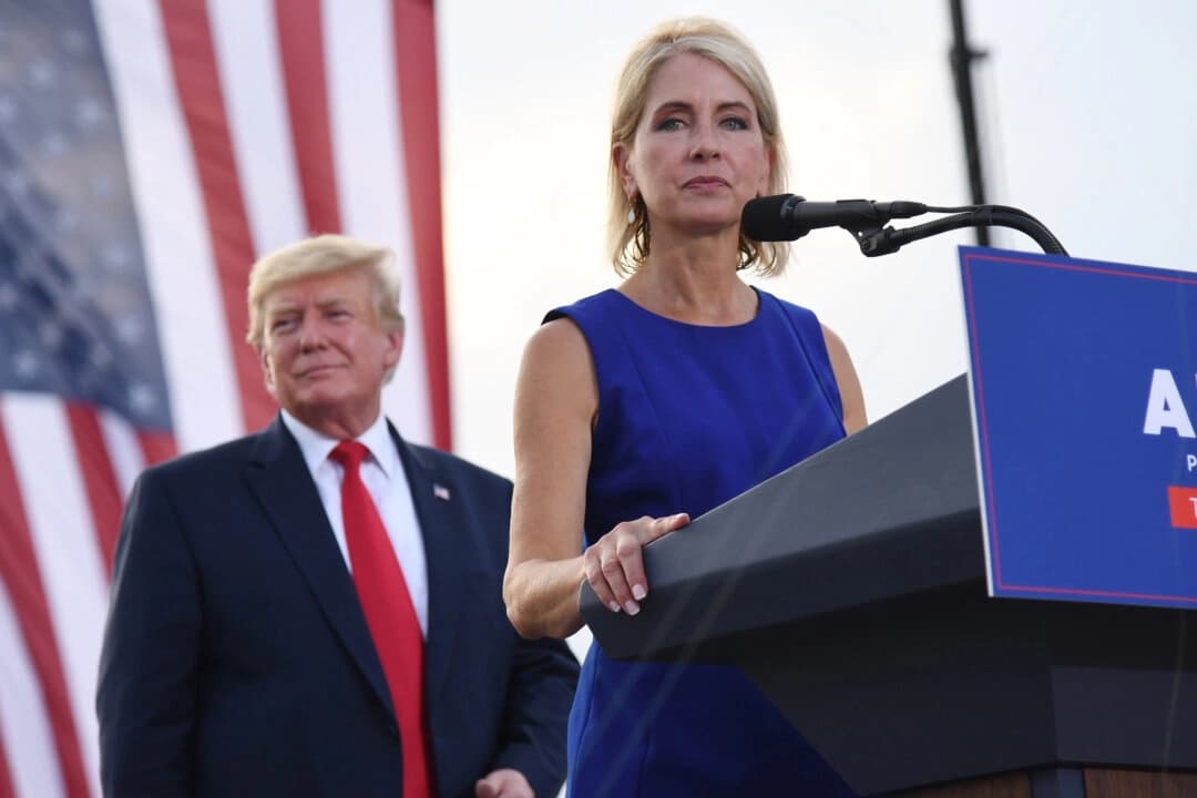La representante Mary Miller (R-Ill.) pronuncia unas palabras tras recibir el respaldo durante un mitin "Save America" con el expresidente de Estados Unidos Donald Trump en el recinto ferial del condado de Adams, en Mendon (Illinois), el 25 de junio de 2022. (Michael B. Thomas/Getty Images)