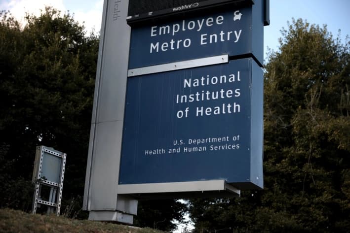 Un letrero del Instituto Nacional de Salud cerca de la entrada a su campus en Bethesda, Maryland, el 10 de febrero de 2025. (Alex Wong/Getty Images)