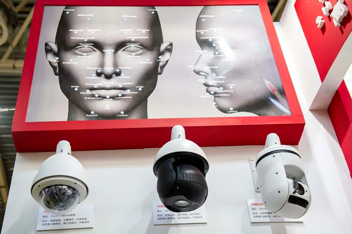 Cámaras de seguridad con IA y tecnología de reconocimiento facial en la 14.ª Exposición Internacional de China sobre Seguridad Pública, celebrada en un centro de exposiciones de Beijing el 24 de octubre de 2018. (Nicolas Asfouri /AFP a través de Getty Images)