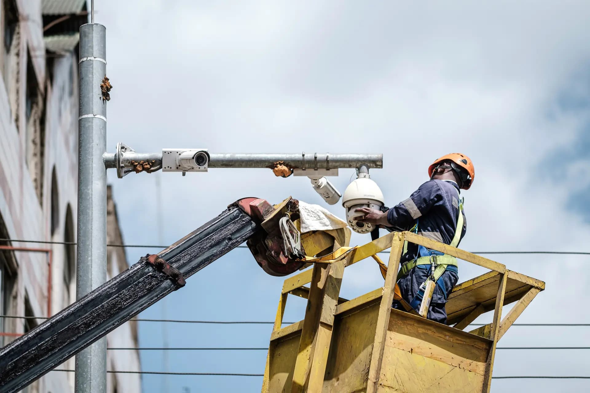 Un trabajador limpia una cámara de vigilancia en una calle de Nairobi, Kenia, el 18 de enero de 2019. Los expertos han documentado el aumento del uso de la tecnología de vigilancia china en África, que permite a la policía rastrear y detener a los manifestantes. (Yasuyoshi Chiba/AFP a través de Getty Images)