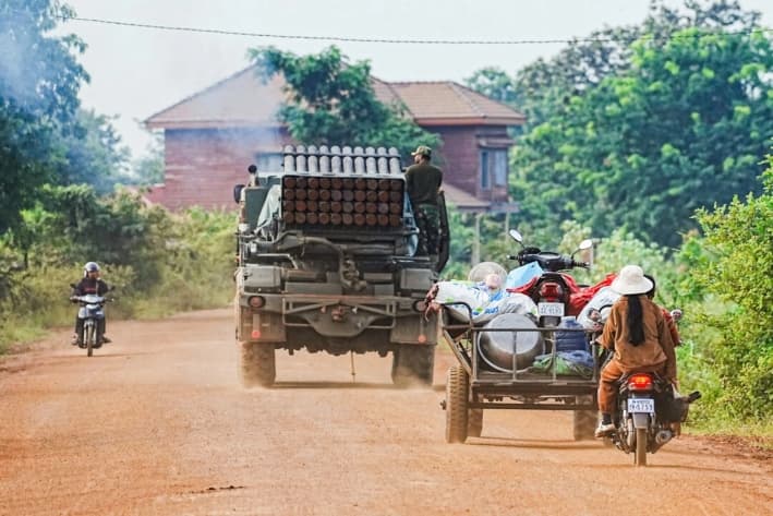 Un vehículo militar de Camboya delante de pobladores que huyen de la zona en la provincia de Oddar Meanchey, en Camboya, el 25 de julio de 2025. (Heng Sinith/AP)