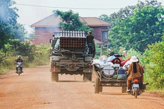 Combates en frontera Tailandia-Camboya obligan a miles de personas a huir de sus hogares