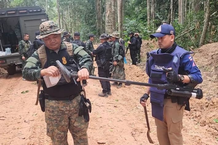 Soldados tailandeses con detectores de minas terrestres inspeccionan una zona cercana a la frontera con Camboya, en la provincia de Ubon Ratchathani, Tailandia, el 20 de julio de 2025. (Ejército Real Tailandés a través de AP)