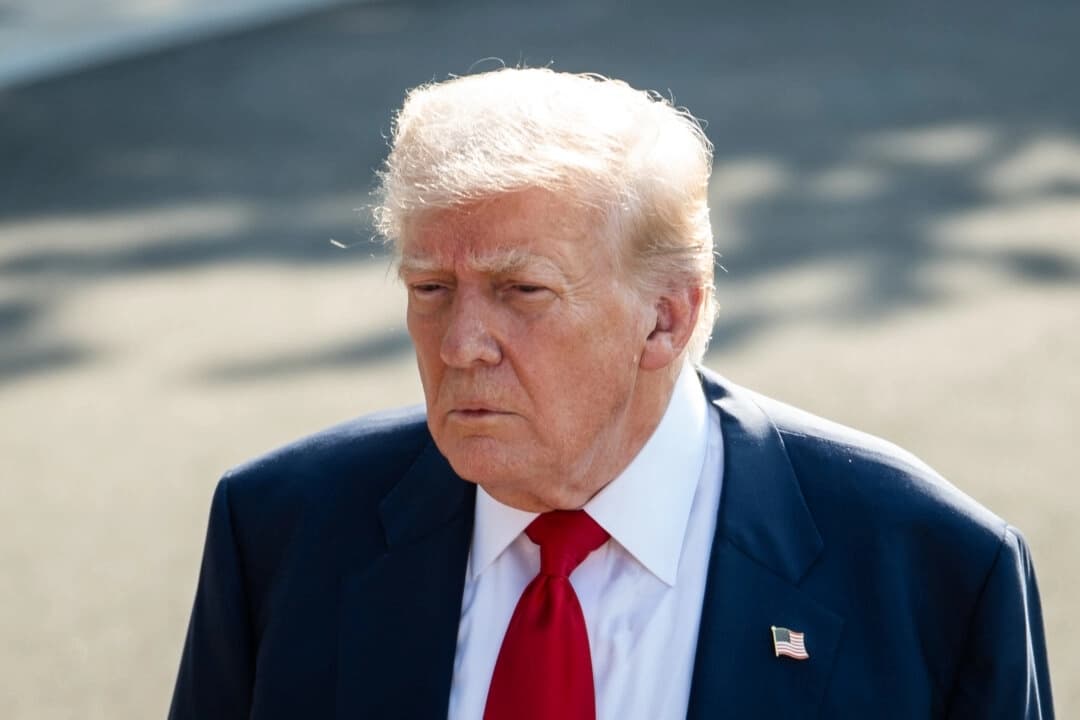 El presidente Donald Trump habla con la prensa antes de partir hacia Escocia desde la Casa Blanca el 25 de julio de 2025. (Madalina Kilroy/The Epoch Times)
