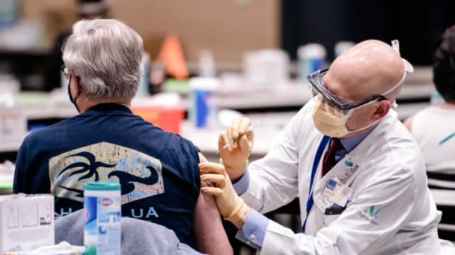 Un hombre recibe una dosis de la vacuna contra la COVID-19 en Seattle el 24 de enero de 2021. (Grant Hindsley/AFP a través de Getty Images)