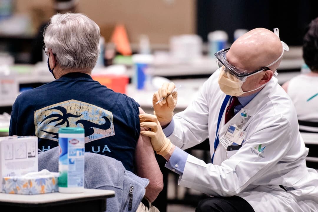 Un hombre recibe una dosis de la vacuna contra la COVID-19 en Seattle el 24 de enero de 2021. (Grant Hindsley/AFP a través de Getty Images)