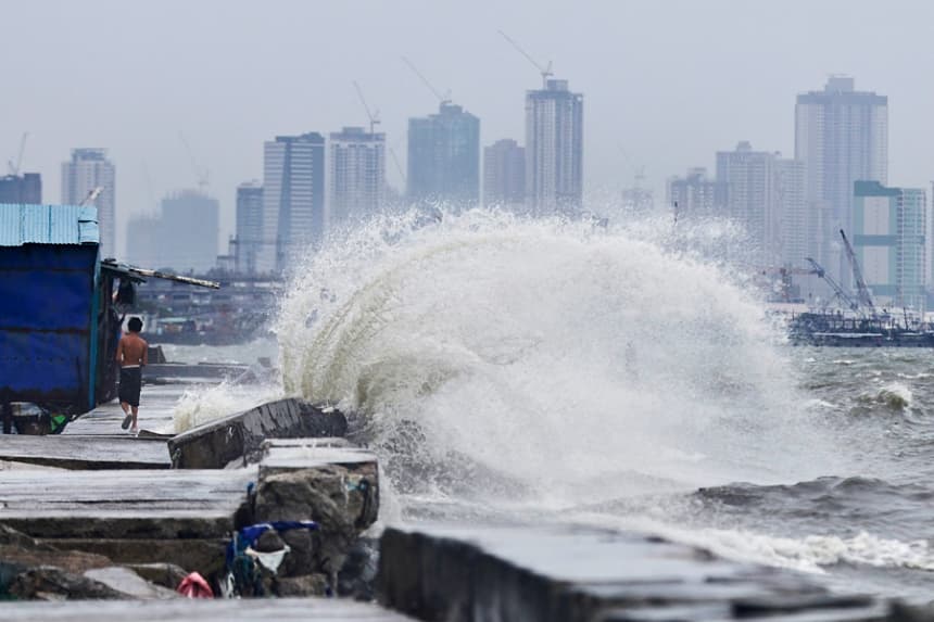 Un aldeano camina junto a un dique dañado por el fuerte oleaje en la ciudad de Navotas, Metro Manila, Filipinas, el 25 de julio de 2025. EFE/EPA/Francis R. Malasig 