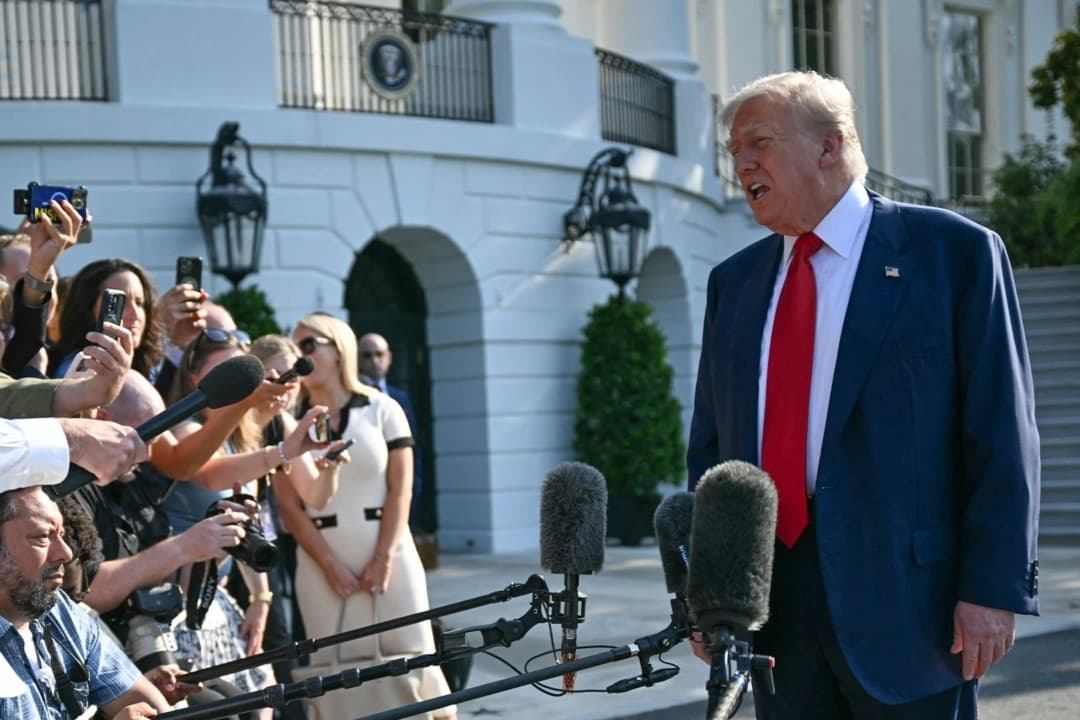 El presidente de Estados Unidos, Donald Trump, habla con los periodistas en el Jardín Sur antes de subir al Marine One en el Jardín Sur de la Casa Blanca el 25 de julio de 2025, en Washington D. C., de camino a Turnberry, Escocia. (JIM WATSON/AFP a través de Getty Images)
